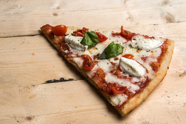 Dettaglio di una pizza con pomodoro, mozzarella e basilico - Foto, immagini