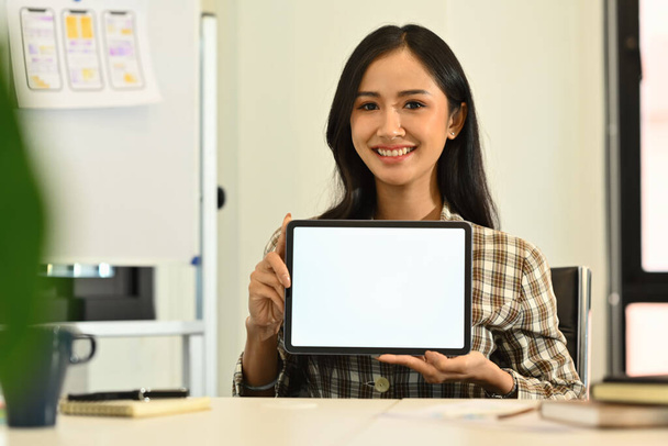 Schöne Geschäftsfrau Hände hält und zeigt digitale Tablette mit leerem Bildschirm für Werbung oder SMS. - Foto, Bild