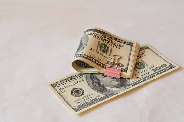 notas de dólar em um fundo rosa  - Foto, Imagem