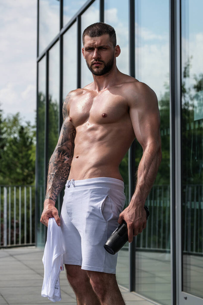 Handsome man preparing for workout. Sport. Weight workout. Guy doing bodybuilding workout in gym. Sport, bodybuilding and fitness. Man exercising with dumbbell. Hard workout - Foto, Bild
