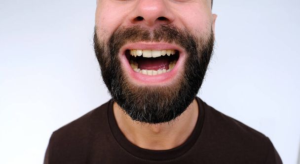 close-up of male mouth performs articulation exercises, patient neurologist with stuttering, concept of speech disorders, spasms speech apparatus, brain damage, dysfunction autonomic nervous system - Foto, Imagem