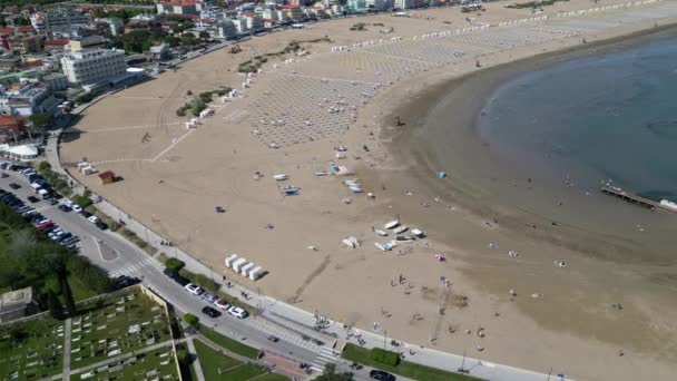 Spiaggia italiana all'inizio dell'estate con bagnanti e il mare.Vista aerea - Filmati, video