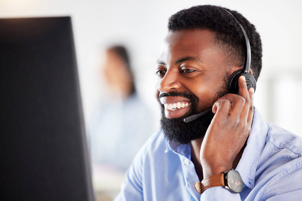 Μαύρος άνδρας, πρόσωπο και ακουστικά, τηλεφωνικό κέντρο και επικοινωνήστε μαζί μας με τον πράκτορα εξυπηρέτησης πελατών στο χώρο εργασίας με χαμόγελο. CRM, τηλέφωνο και τεχνική υποστήριξη με τις τηλεπικοινωνίες, αρσενικό σύμβουλο για το γραφείο βοήθειας στον υπολογιστή. - Φωτογραφία, εικόνα