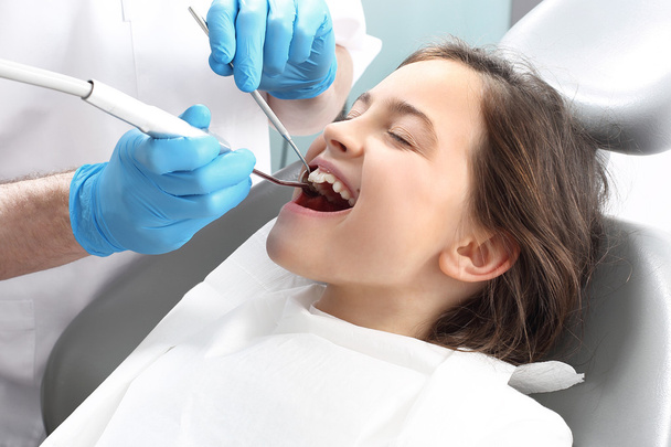 Treatment of the tooth, the dentist cleans loss - Φωτογραφία, εικόνα
