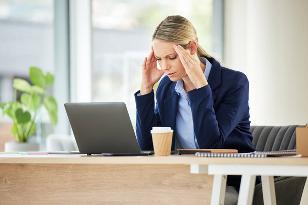Wypalenie, sfrustrowana i profesjonalistka z bólem głowy w miejscu pracy na laptopie z przedsiębiorcą. Zmęczenie, osoba biznesowa i lęk z bólem w firmie z depresją i technologią - Zdjęcie, obraz