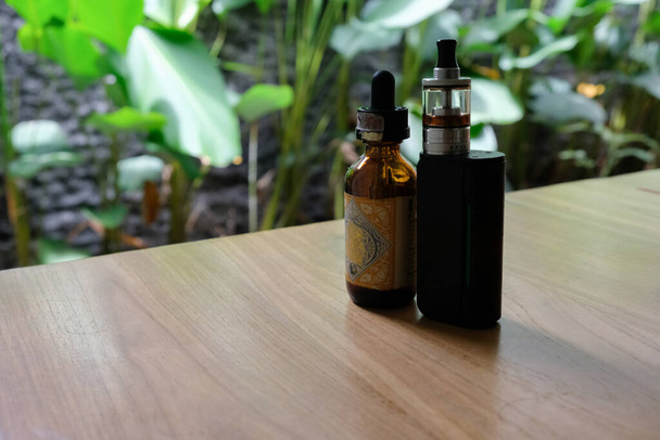 vape et e-cigarette liquide sur table en bois - Photo, image