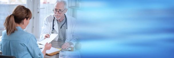 Starší lékař vydávající předpis své pacientce v lékařské ordinaci; panoramatický transparent - Fotografie, Obrázek