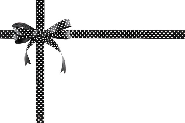 Ruban noir et blanc avec un nœud sur fond blanc
 - Photo, image