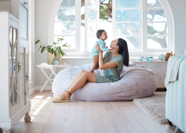 Otthon, anya és a gazdaság baba pihenni babzsák a szerelem, a gondozás és a minőségi időt együtt a gyermekkori fejlődés. Anya, csecsemő és terhes újszülött a nappaliban a támogatás, a szórakozás és a kényelem. - Fotó, kép