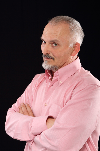 man in een roze shirt poseren - Foto, afbeelding