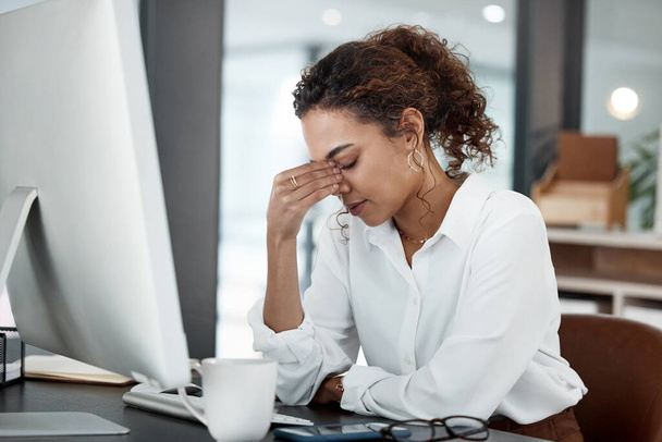 Zakelijke vrouw met hoofdpijn, stress en geestelijke gezondheid met professionele crisis, pijn en vermoeidheid op kantoor. Probleem op het werk, falen en vrouwelijke werknemer wordt gefrustreerd door migraine en burn-out. - Foto, afbeelding