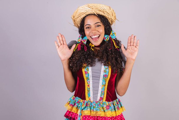 Musta brasilialainen nainen kesäkuisissa juhlavaatteissa. Veljeilyä So Joo, Arraialin nimissä. uskomatonta, uskomatonta - Valokuva, kuva