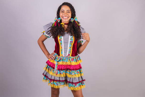 Black Brazilian woman wearing June party clothes, fraternization in the name of So Joo. Arraial posing for the photo.  - Фото, изображение