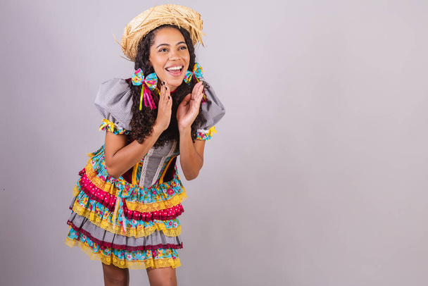 Black, Brazilian woman, wearing June party clothes, fraternization in the name of So Joo, Arraial. Screaming promotion - Фото, зображення