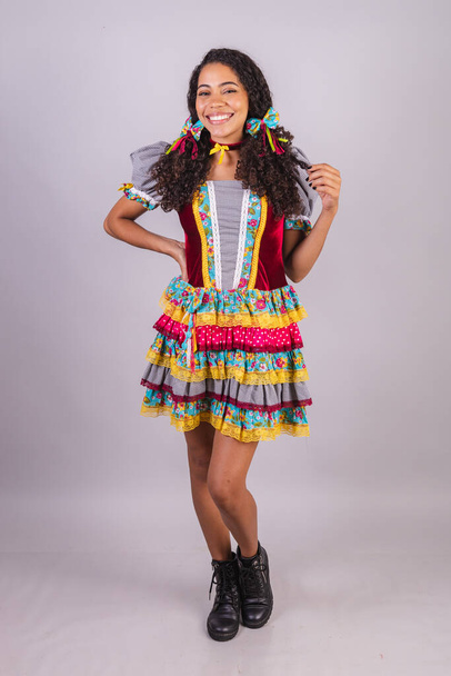Zwarte Braziliaanse vrouw in juni feestkleding, verbroedering in de naam van So Joo - Foto, afbeelding