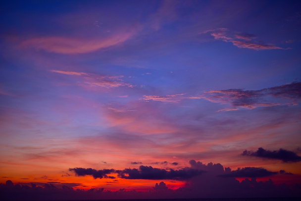 Monivärinen auringonlasku trooppisella saarella
 - Valokuva, kuva