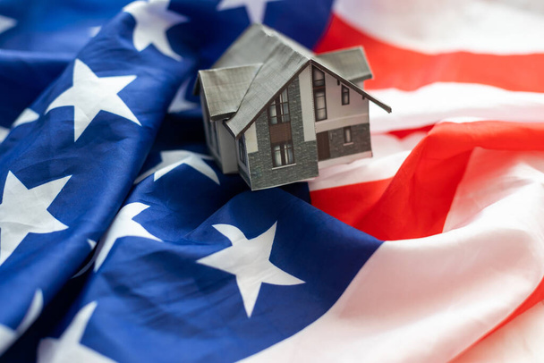 classic house against USA flag background. High quality photo - Foto, imagen