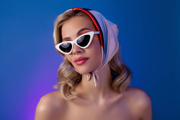 Retrato de dama fresca en estilo retro desgaste bufanda cabeza disfrutando de la gira de moda de verano sobre fondo de color azul. - Foto, Imagen