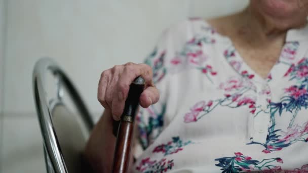 Egy figyelmes kaukázusi idős nő, aki a sétabotmarkolatba kapaszkodik, miközben az élet emlékeire, az idős emberek 80-as évekbeli életmódjára gondol. - Felvétel, videó