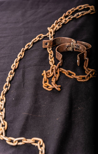 Anciennes chaînes ou menottes utilisées pour retenir des prisonniers ou des esclaves entre 1600 et 1800. - Photo, image