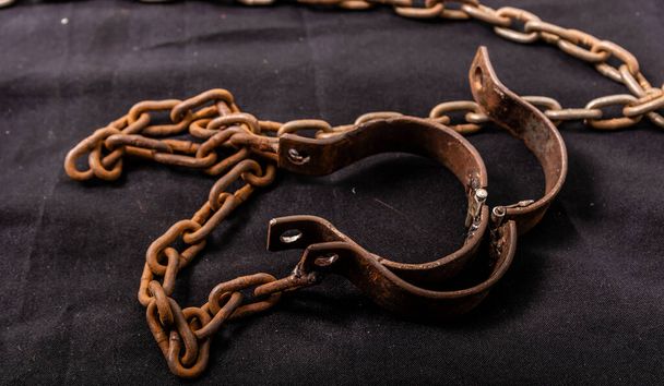 Старі ланцюги або наручники, які використовувалися для утримання в'язнів або рабів між 1600 і 1800 роками
. - Фото, зображення