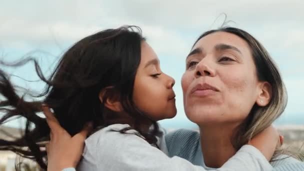 Vrolijke vrolijke Latijnse moeder met haar dochtertje op het dak  - Video