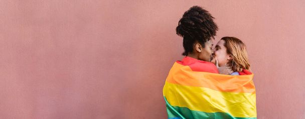 coppia lesbica baci durante gay orgoglio celebrazione all'aperto comunità Lgbt e amore rapporto concetto - Foto, immagini