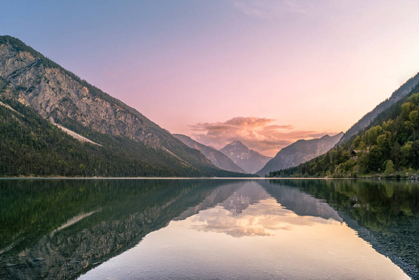 wunderbare Abendstimmung am Tiroler Plansee mit Spiegelung der Berge im klaren Wasser - Foto, Bild