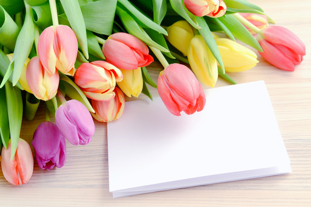 Décoration printanière avec tulipes et papier blanc copie spac
 - Photo, image