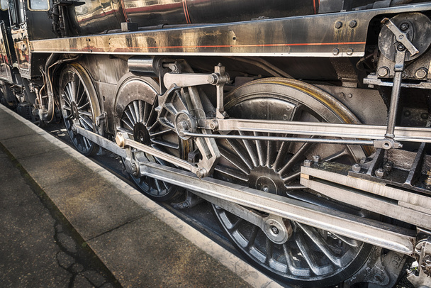古い蒸気機関車輪 - 写真・画像