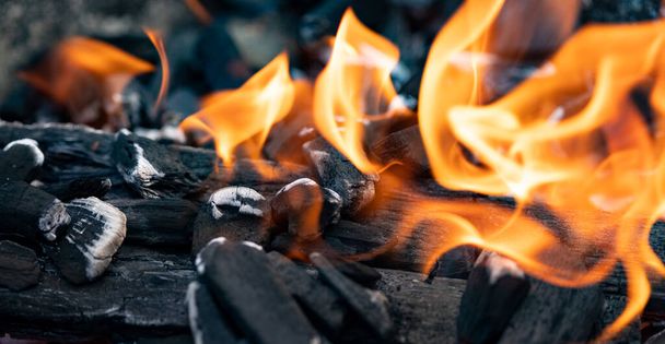 Tűz, szénparázs a grillen. Fényes faszén és forró parázs közelről. Barbeque idő nyáron. Hő, hőmérséklet, barbecue idő. - Fotó, kép