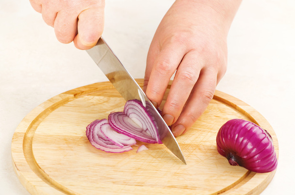 cutting red onion - Zdjęcie, obraz