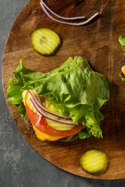 Gluten Free Paleo Bunless Cheeseburger with Lettuce and Tomato - Foto, afbeelding