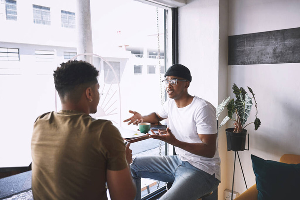 Ich brauche deinen Rat über etwas. zwei junge Männer unterhalten sich beim gemeinsamen Kaffee in einem Café - Foto, Bild