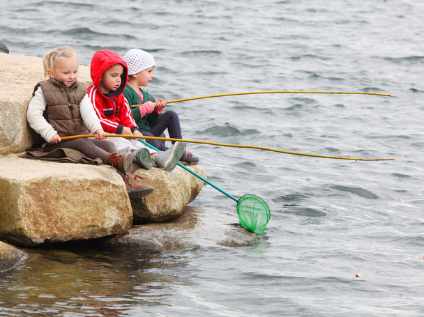 Bambini divertenti cattura di pesce
. - Foto, immagini