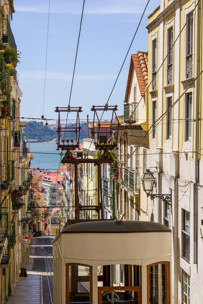 Lizbon 'un eski merkezinde fünikülü güneşli bir cadde. Portekiz - Fotoğraf, Görsel