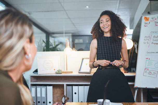 Говоришь, как настоящий лидер. молодая деловая женщина делает презентацию своим коллегам в зале заседаний современного офиса - Фото, изображение