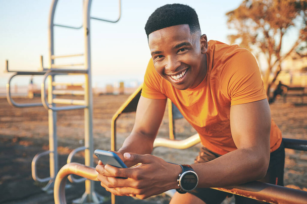 Rastrear seu progresso é mais fácil com um aplicativo de fitness. um homem verificando seu celular enquanto fora para um treino - Foto, Imagem