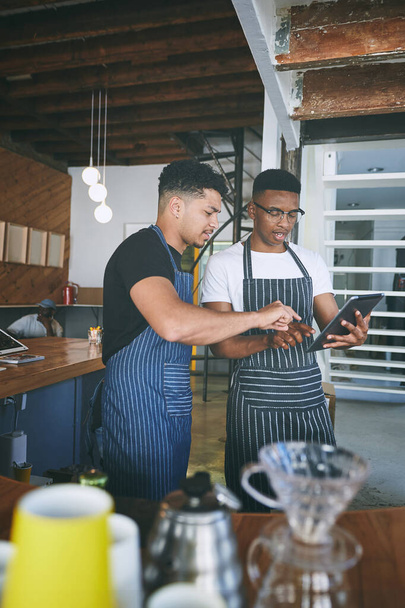 Chytré nástroje udržují vynikající služby přicházející. dva mladí muži pomocí digitální tablet při práci v kavárně - Fotografie, Obrázek