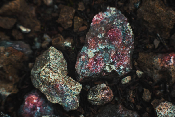 Naturstein aus Granit in einer natürlichen Umgebung, mit einer ausgeprägten Textur und einer perfekten, farbigen Okrose. Nasse Steine. Nach Regen. Nahaufnahme, Makro-, Grunge-Hintergrund - Foto, Bild