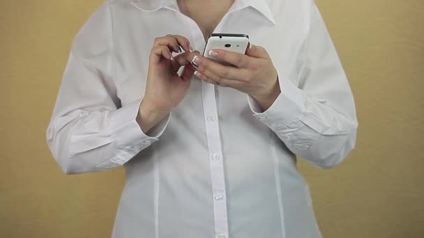 Biznes kobieta wpisując na telefon komórkowy wiadomości - Materiał filmowy, wideo