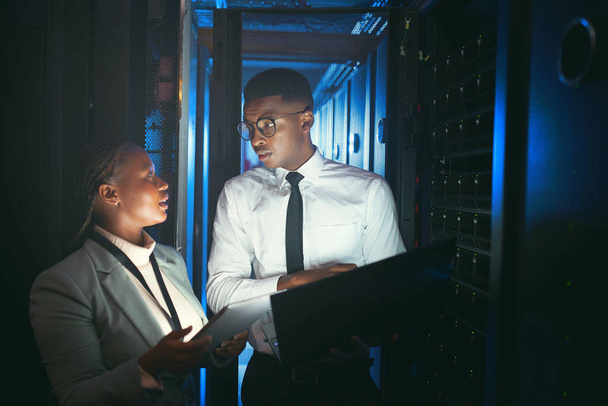 Я уверен, что мы сможем решить это вместе. два молодых IT-специалиста, стоящих в серверной и обсуждающих технологию - Фото, изображение
