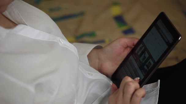 Mãos de mulheres com computador tablet
 - Filmagem, Vídeo