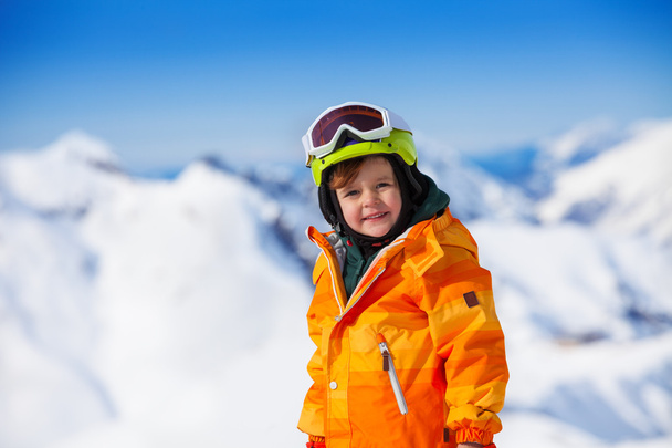 Αγόρι με μάσκα σκι και κράνος - Φωτογραφία, εικόνα
