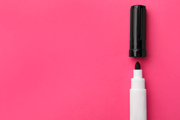Black marker on pink background, flat lay. Space for text - Fotoğraf, Görsel