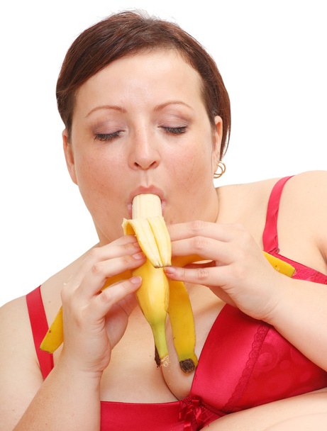 Femme en surpoids mangeant de la banane douce
. - Photo, image