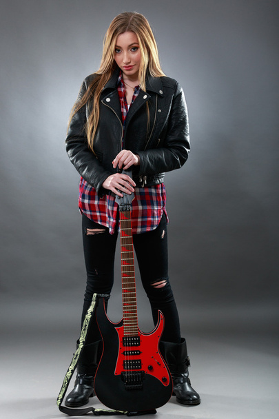 エレク トリック ギターの若い、ブロンド美女 - 写真・画像