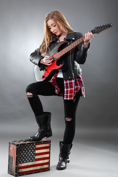 エレク トリック ギターの若い、ブロンド美女 - 写真・画像