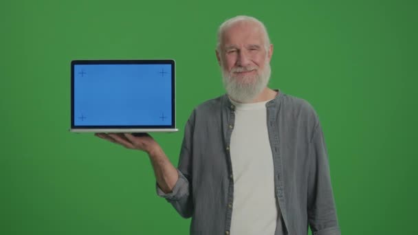 Zielony ekran.Portret staruszka z laptopem z niebieskim ekranem pokazuje kciuk w górę. Bezpieczeństwo i troska o prywatność starszych użytkowników technologii. Nowe technologie dla seniorów. - Materiał filmowy, wideo