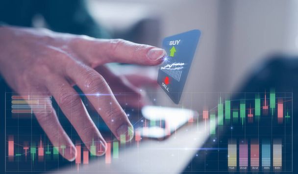 投資株式市場データ分析の概念、スマートフォンアナリストを使用してビジネスマン仮想取引グラフ、オンライン取引、金融モバイルアプリケーションプラットフォームは、販売価格を購入する - 写真・画像